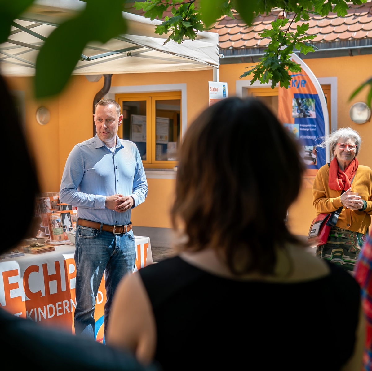 Landrat Armin Kroder hält eine Rede