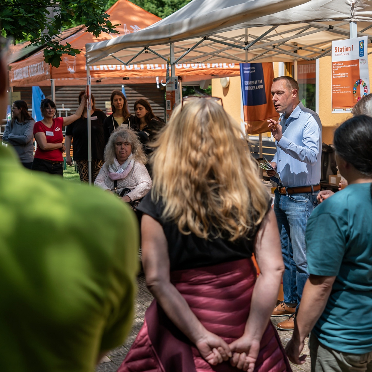 Puplikum hört bei Rede von Armin Kroder zu