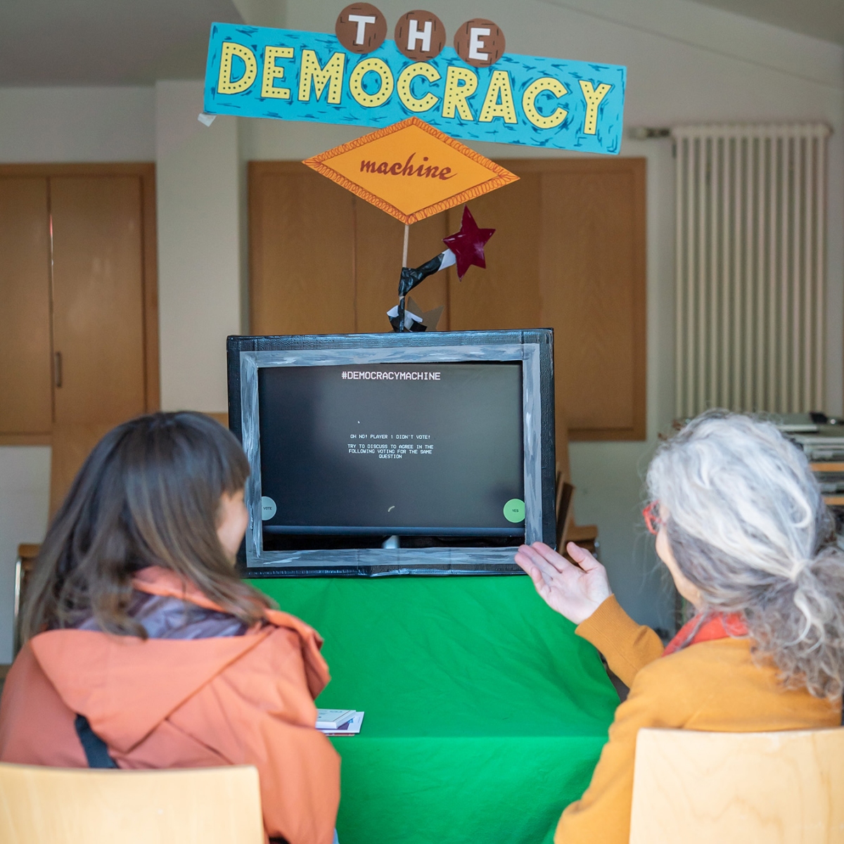 Besucherinnen testen die Democracy Machine