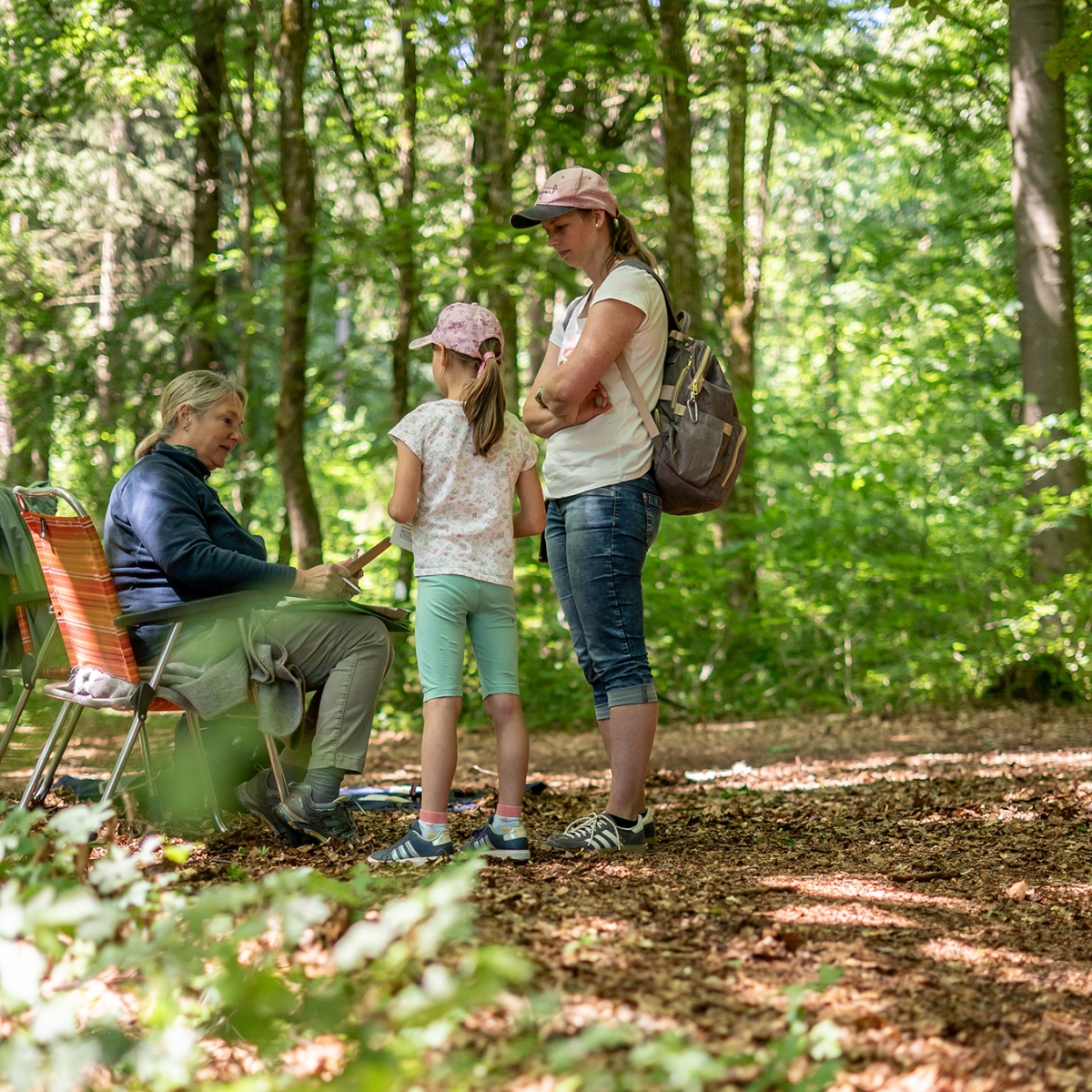 Besucherinnen bei der Klima Rallye im Wald
