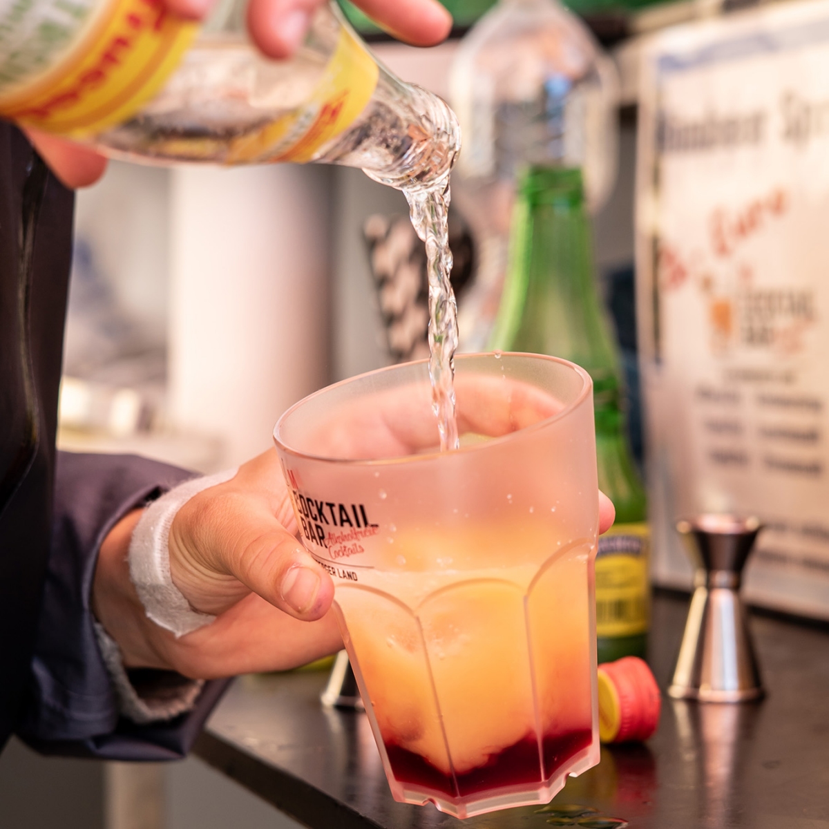 Alkoholfreien Cocktail an der Mocktail Bar mixen