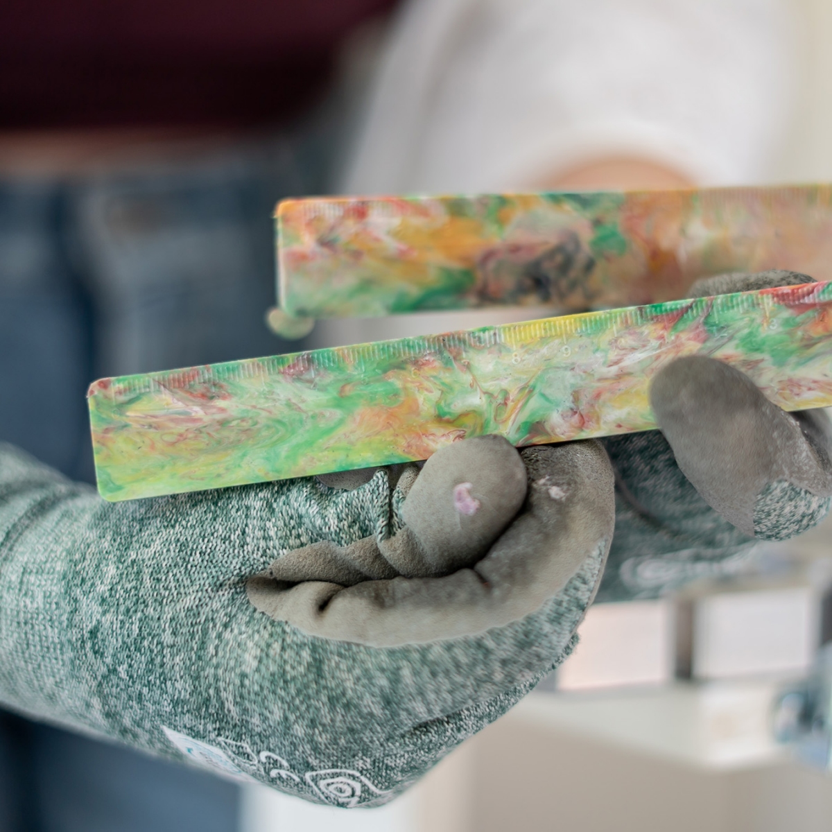 Zwei Linaele aus altem Plastik hergestellt