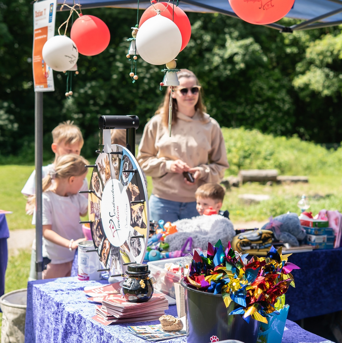 Bunter Infostand des Tierheim Hersbruck